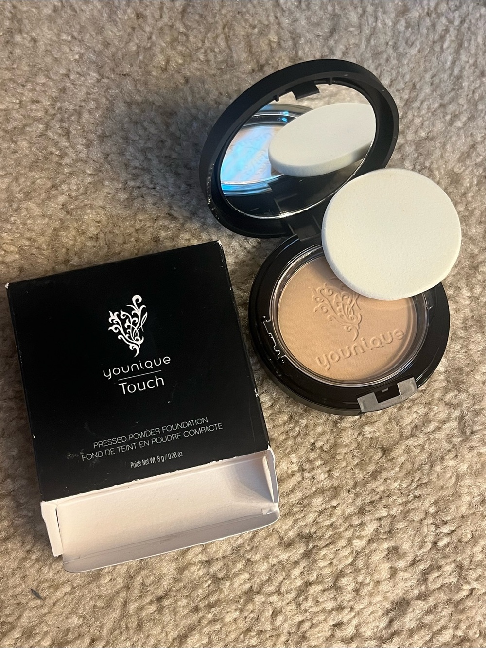 Younique Poplin Pressed Powder Foundation - Picture 1 of 5